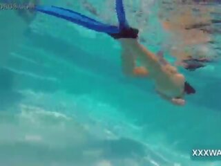 Marvellous bruneta tarfa bomboane swims sub apa