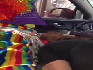 Clown wird putz gesaugt während ordering nahrung