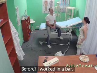 Майстор чука медицинска сестра и почистване ученичка в фалшив болница