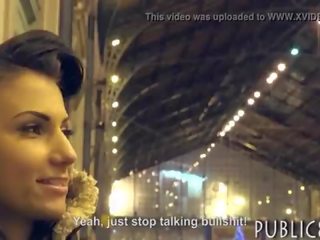 Чешки ученичка избран нагоре на влак станция и прецака за пари в брой