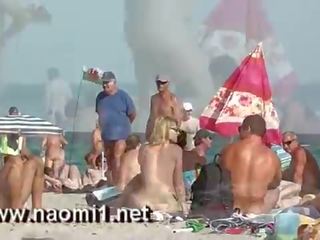 Naomi1 branlette une jeune gars sur une publique plage