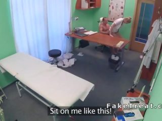 Therapist eats and fucks şepagat uýasy on a stol