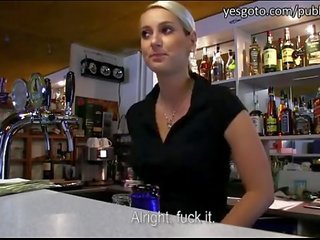 I shquar madhështor bartender fucked për para në dorë! - 